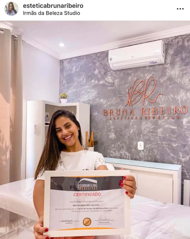 Aluna certificada do curso Sobrancelhas Perfeitas sorrindo com seu certificado.