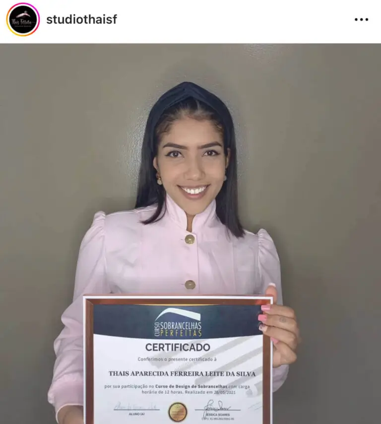 Aluna orgulhosa exibindo seu certificado de conclusão profissional.