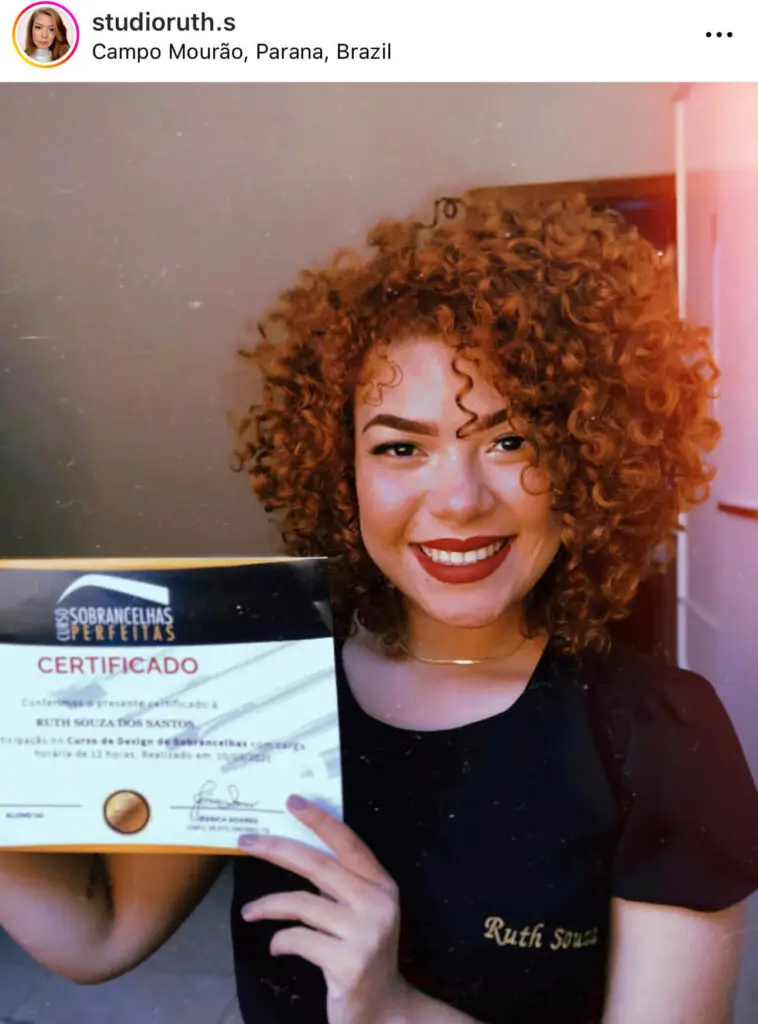 Designer de sobrancelhas profissional com seu certificado do curso.