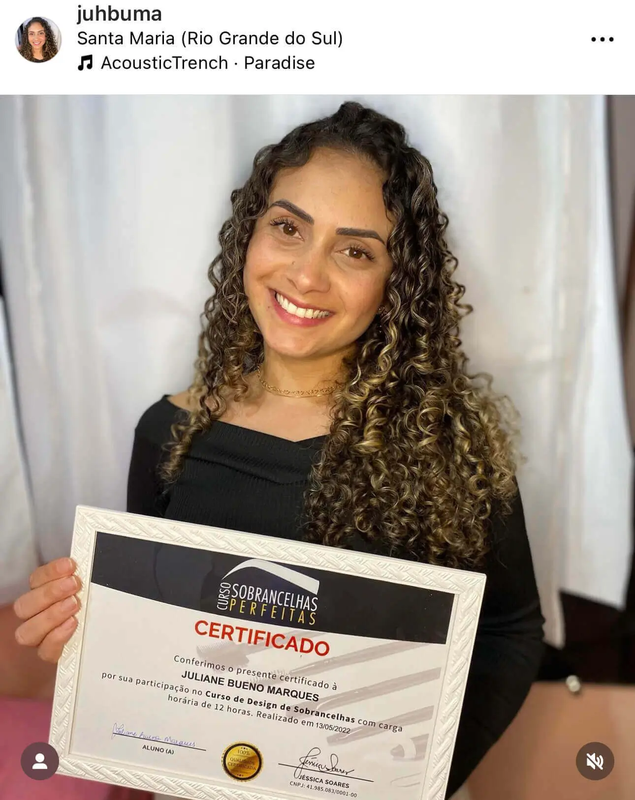 Aluna feliz com sua certificação em design de sobrancelhas.