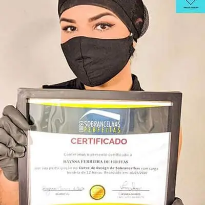 Aluna certificada pronta para iniciar sua carreira no mercado da beleza.
