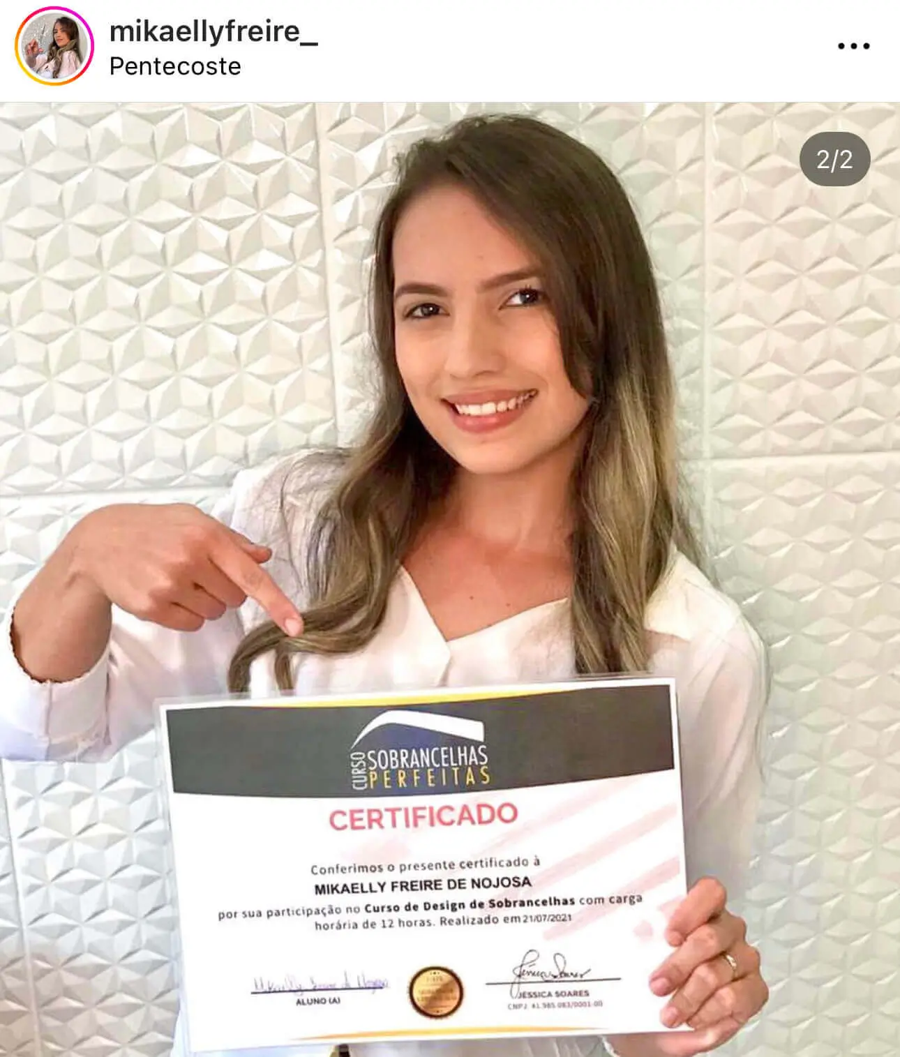 Certificado do curso Sobrancelhas Perfeitas em destaque com aluna.